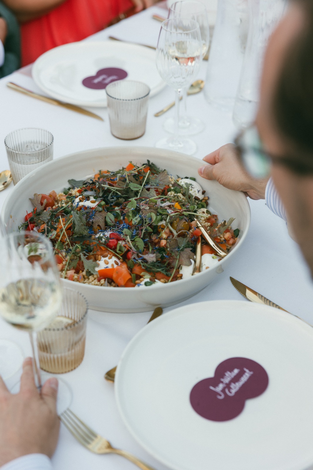 Gedeelde tafel met gerecht en tafelsetting door Heat